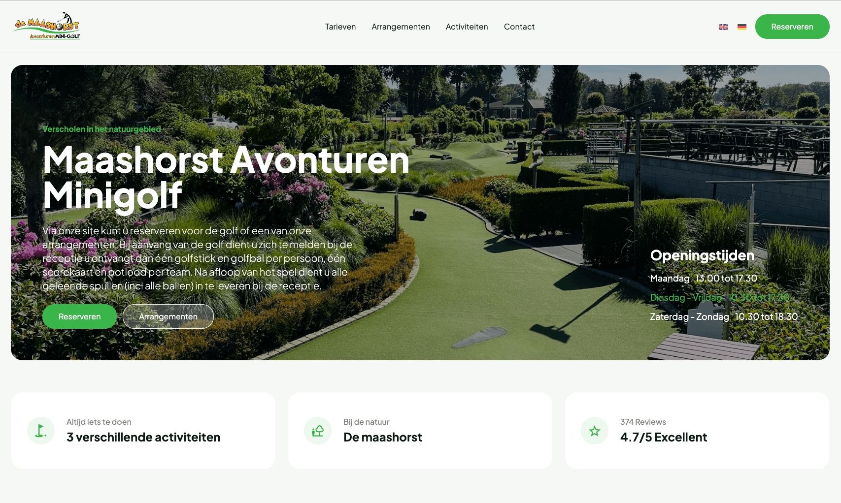 Een gedetailleerde isometrische weergave van een futuristisch magazijn 's nachts, met gloeiende cyaan lijnen langs geautomatiseerde transportbanden en robotarmen.